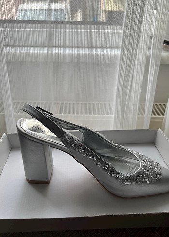 Boncuk İşlemeli Gri Yüksek Topuklu Kadın Ayakkabı - Görsel 5