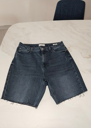 Lacivert Mini Denim Şort beyaz bluz ve tişört