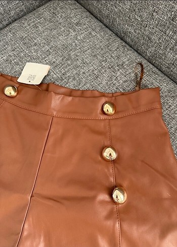 Düğmeli Kahverengi Deri Mini Şort - Görsel 5