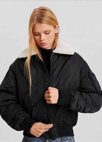 Bershka Siyah Peluş Detaylı siyah bomber
