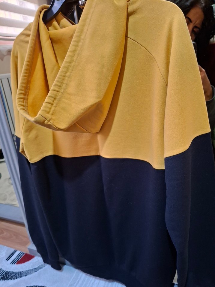 Sarı Siyah Kapüşonlu Sweatshirt - Görsel 2