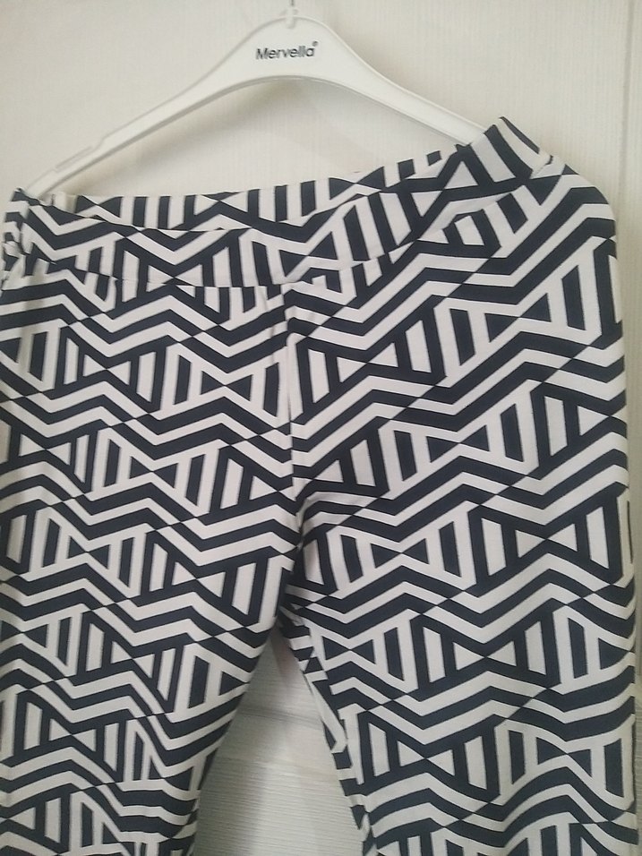 Kadın Gri Beyaz Zebra Desenli Piliseli İspanyol Paça Pantolon - Görsel 2