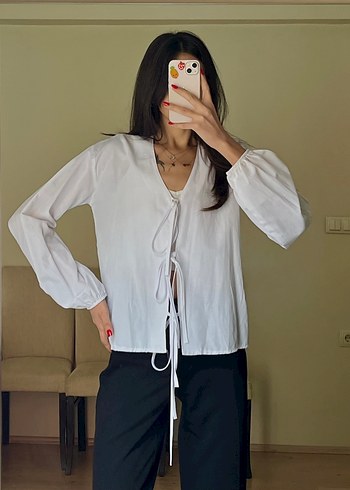 Beyaz V Yaka Bağcıklı Kadın Gömlek - Görsel 3