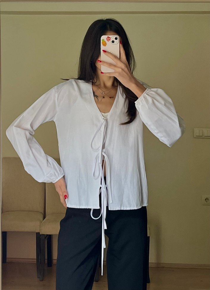Beyaz V Yaka Bağcıklı Kadın Gömlek - Görsel 3