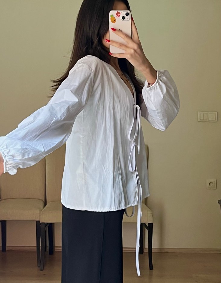 Beyaz V Yaka Bağcıklı Kadın Gömlek - Görsel 4