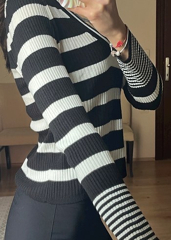 V Yaka Siyah Beyaz Çizgili Kadın Kazak - Görsel 3