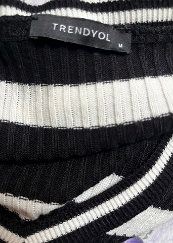 V Yaka Siyah Beyaz Çizgili Kadın Kazak - Görsel 4