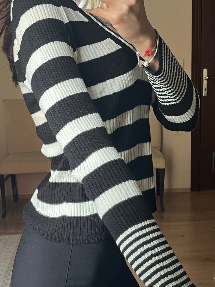 V Yaka Siyah Beyaz Çizgili Kadın Kazak - Görsel 3