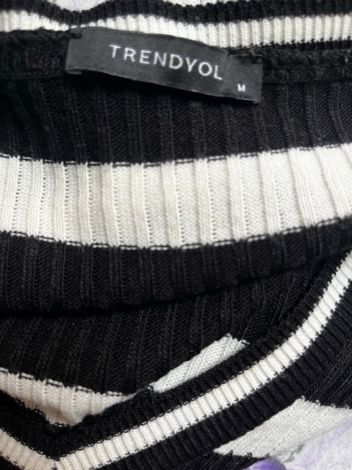 V Yaka Siyah Beyaz Çizgili Kadın Kazak - Görsel 4