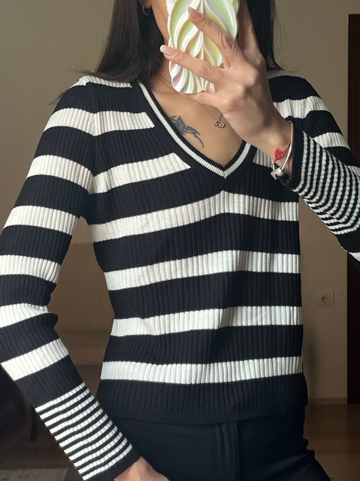 V Yaka Siyah Beyaz Çizgili Kadın Kazak - Görsel 2