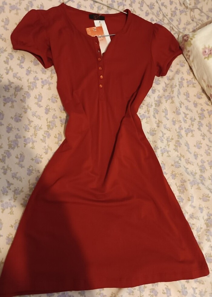 Kırmızı Elbise Etiketli - Görsel 3