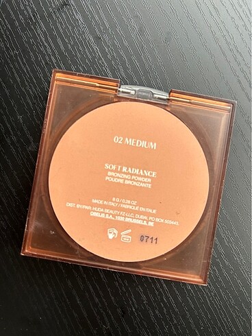 Beden Huda Beauty Glowish Soft Radiance Bronzing Powder