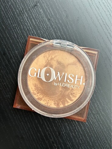 Huda Beauty Glowish Soft Radiance Bronzing Powder