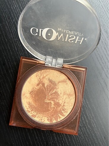Huda Beauty Huda Beauty Glowish Soft Radiance Bronzing Powder