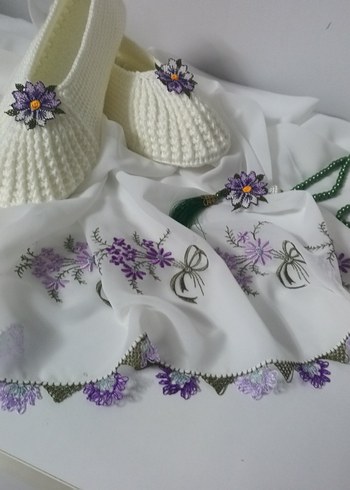 Nakışlı Beyaz Mini Örgü Terlik ve Şal Seti - Görsel 2