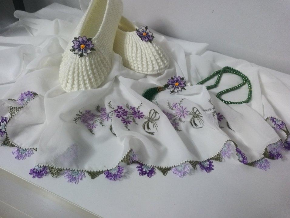 Nakışlı Beyaz Mini Örgü Terlik ve Şal Seti - Görsel 2