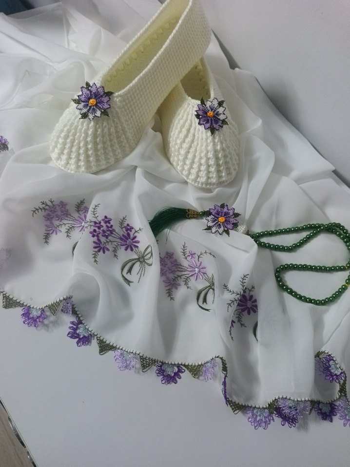 Nakışlı Beyaz Mini Örgü Terlik ve Şal Seti - Görsel 3