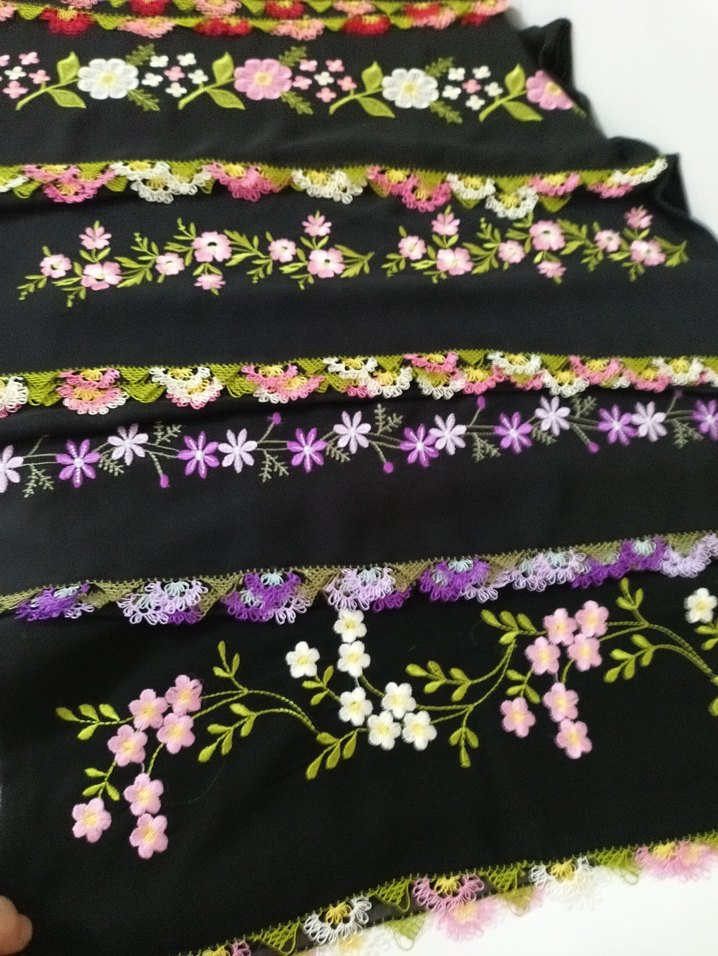 Çiçek İşlemeli Dantel Detaylı Kadın Fular - Görsel 3