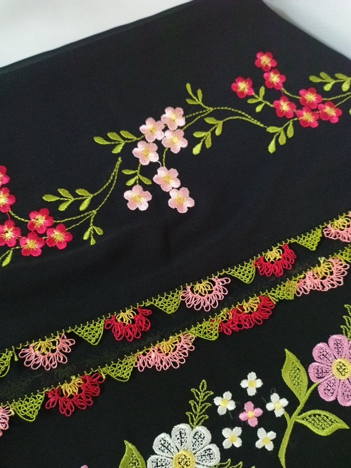 Çiçek İşlemeli Dantel Detaylı Kadın Fular - Görsel 4