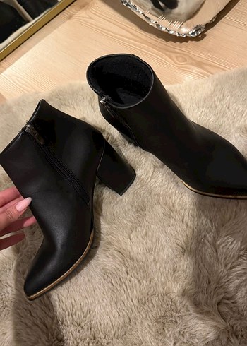 Siyah Deri Topuklu Kadın Bot - Görsel 3
