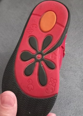 21 Beden Kız Çocuk Kırmızı Tokalı Babet