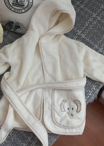 Kapüşonlu Beyaz Nakışlı Kız Bornozu - Görsel 2