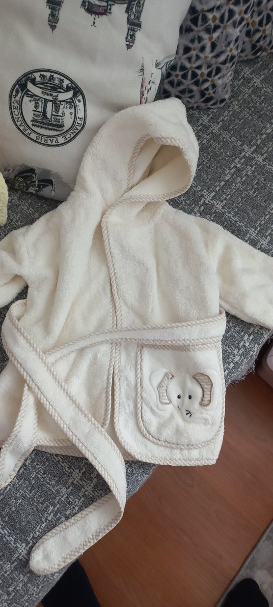 Kapüşonlu Beyaz Nakışlı Kız Bornozu - Görsel 2