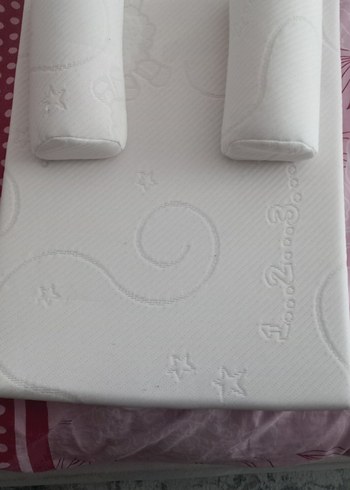 Diğer Nakışlı Beyaz Bebek Uyku Minderi ve Destek Yastıkları.
