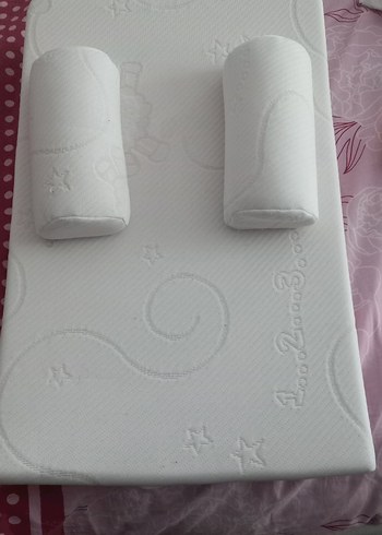 Nakışlı Beyaz Bebek Uyku Minderi ve Destek Yastıkları.