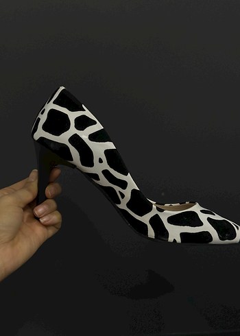 Beyaz Zebra Desenli Kürklü Stiletto - Görsel 2