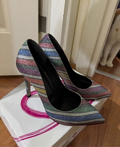 Renkli stiletto