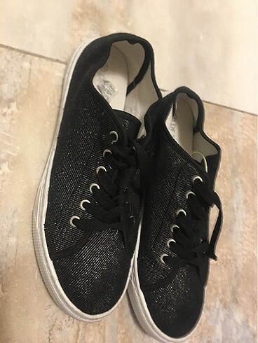 Siyah ışıltılı yeni etiketli ayakkabı