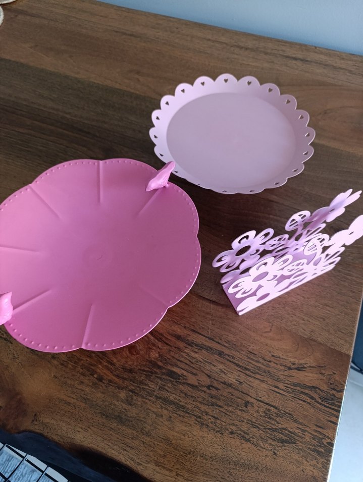 Pastel Pembe Kekı ve Sunum Tabağı - Görsel 2