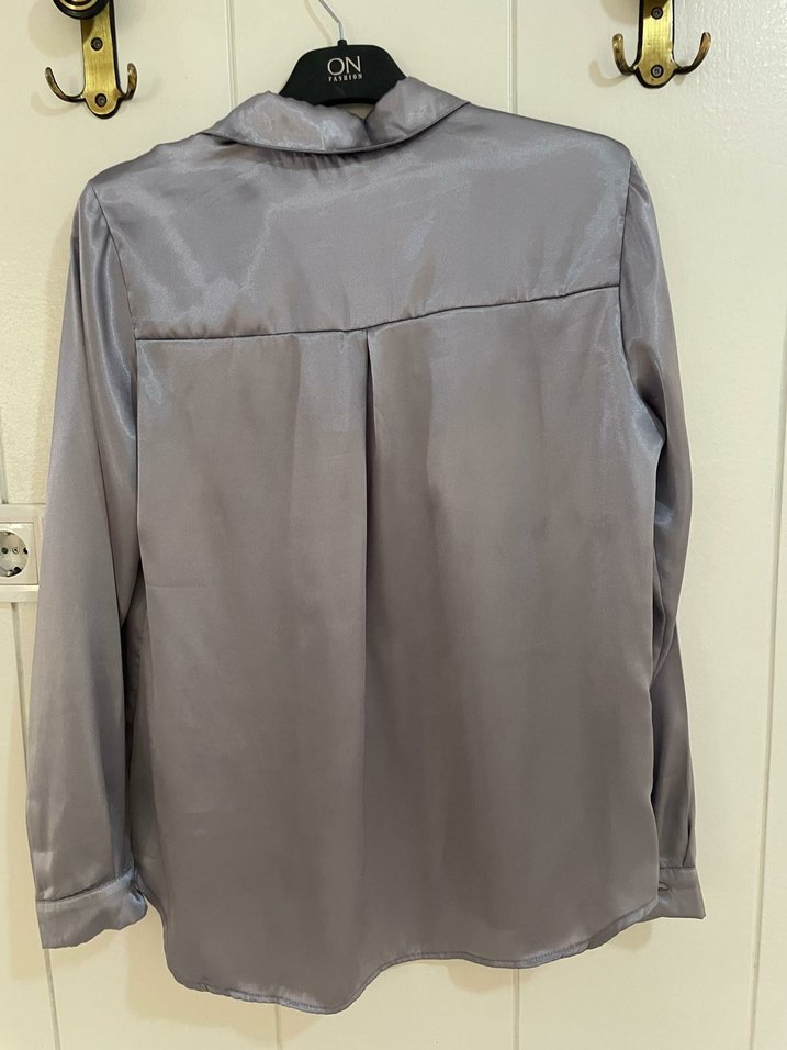 Gri Saten Düğmeli Kadın Gömlek - Görsel 3