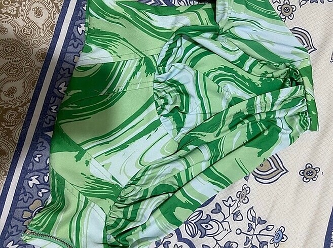 xs Beden yeşil Renk Trendyol tek kol yeşil beyaz desenli crop 34 36