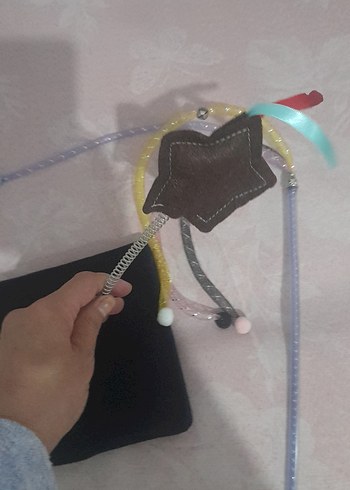 Yıldızlı Kedi Oyuncağı ve Renkli Tüyler - Görsel 3