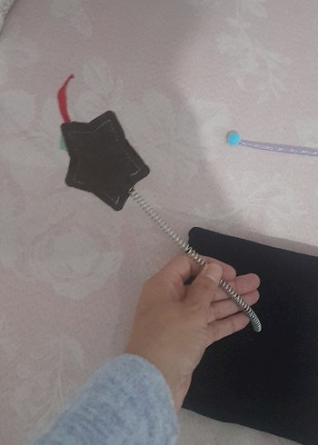 Yıldızlı Kedi Oyuncağı ve Renkli Tüyler - Görsel 2