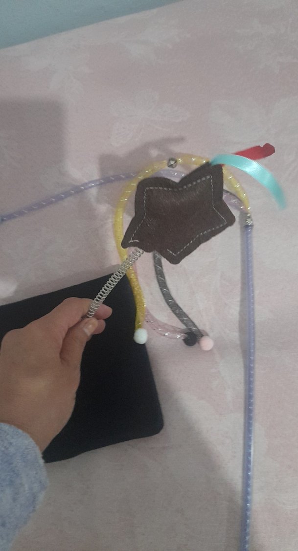 Yıldızlı Kedi Oyuncağı ve Renkli Tüyler - Görsel 3