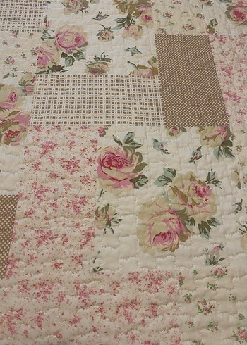 Pembe Çiçekli ve Güllü Yatak Örtüsü ve Yastık Kılıfları - Görsel 3