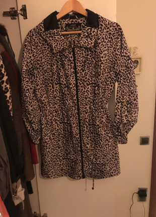 LC Waikiki Siyah beyaz leopar desenli yağmurluk 