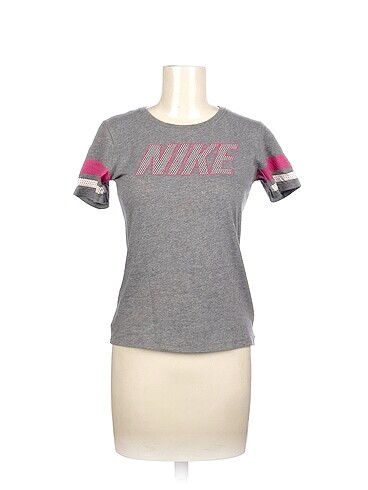 Nike T-shirt %70 İndirimli.