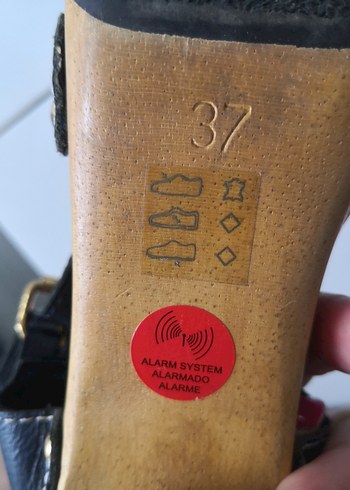 37 Beden siyah Renk Zara gerçek deri topuklu sandalet