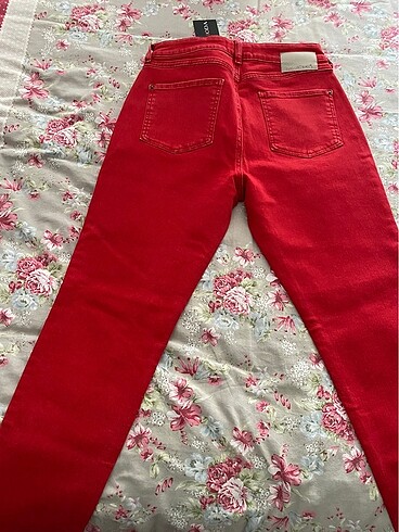 42 Beden kırmızı Renk Kırmızı giyilmemiş pantolon