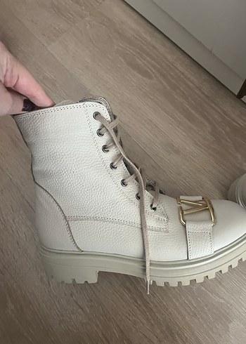 V Tokalı Kadın Bot - Görsel 2