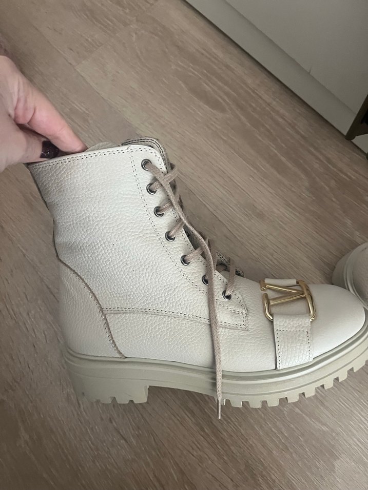 V Tokalı Kadın Bot - Görsel 2