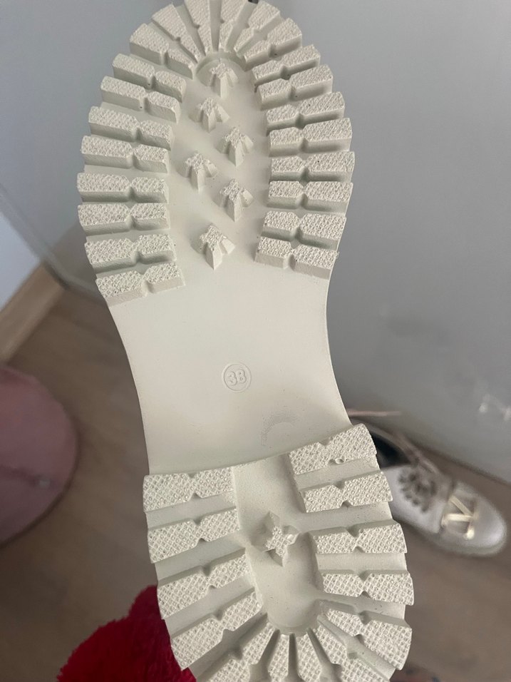 V Tokalı Kadın Bot - Görsel 3