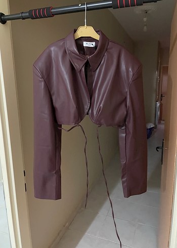 Bordo kısa deri mont - Görsel 3