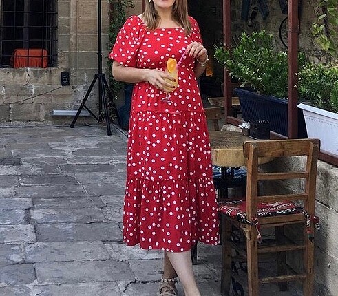 Puantiyeli kırmızı elbise