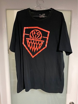 Under armour tshrt