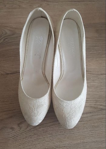 Dantel Detaylı Beyaz Yılan Derisi Desenli Dolgu Topuk - Görsel 2